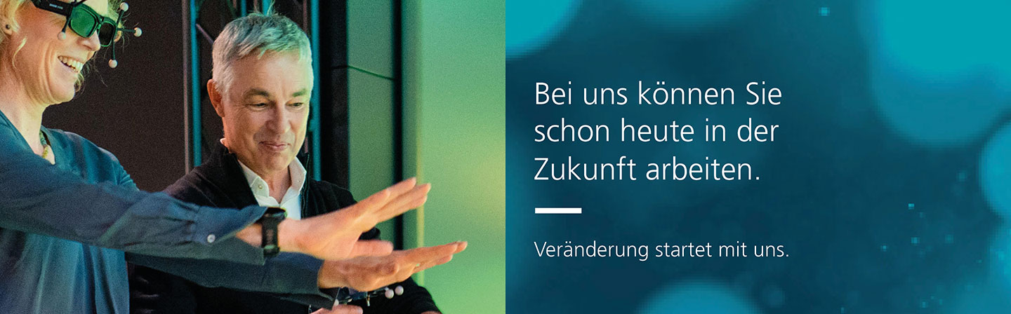 Forscherin mit AR‑Brille steuert zusammen mit einem Kollegen eine gestengesteuerte Anwendung im Fraunhofer‑IAO‑Labor; Schriftzug: »Bei uns können Sie schon heute in der Zukunft arbeiten. Veränderung startet mit uns.« 